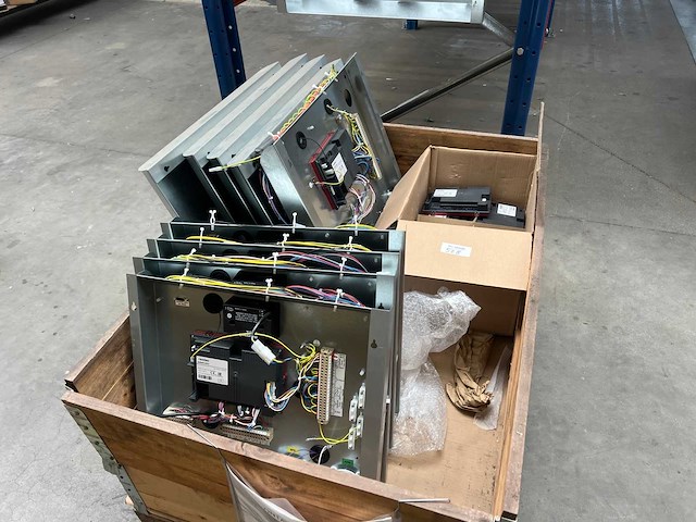 Partij complete regelpanelen met bekabeling en componenten - afbeelding 1 van  6