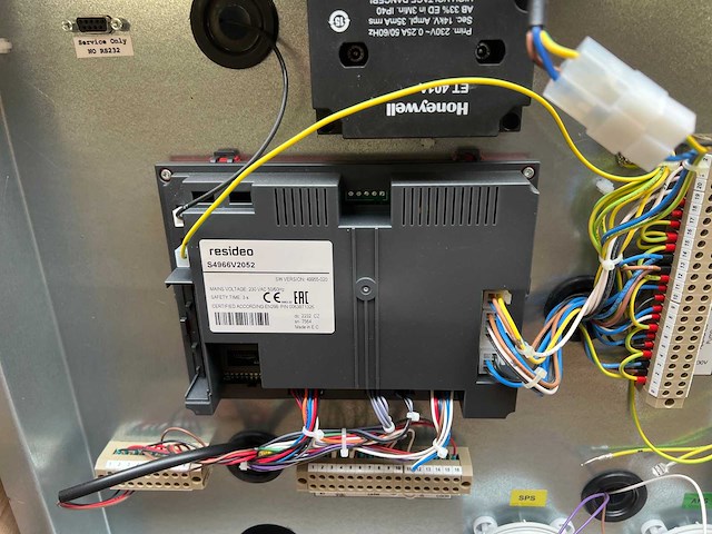 Partij complete regelpanelen met bekabeling en componenten - afbeelding 2 van  6