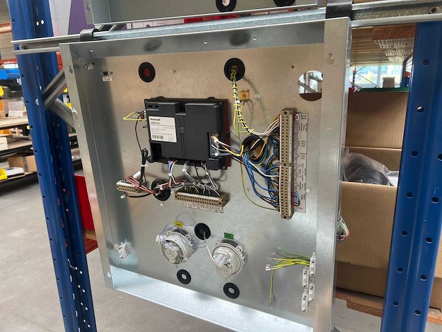 Partij complete regelpanelen met bekabeling en componenten - afbeelding 5 van  6