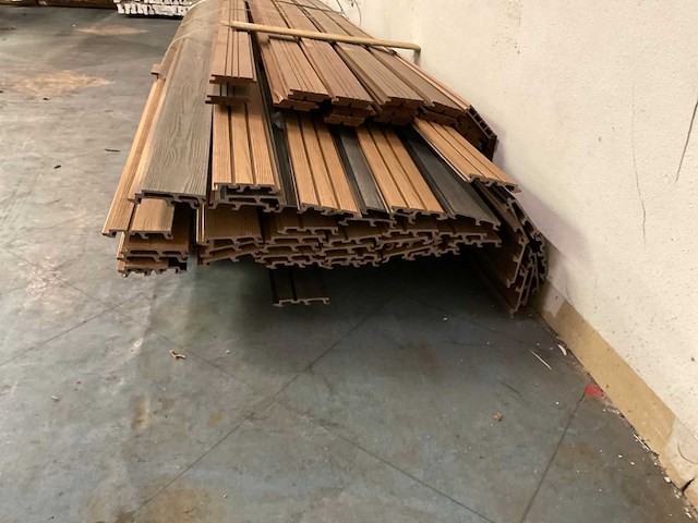Partij composiet en hardhouten gevelbekleding - afbeelding 2 van  2