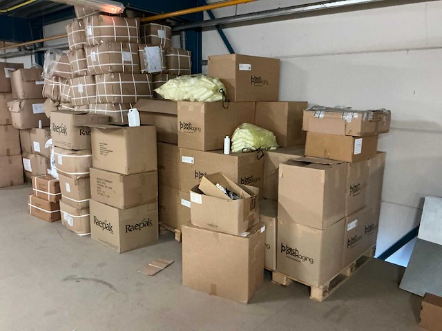 Partij cosmetica potjes, doppen, tuitdoppen en flessen - afbeelding 1 van  9