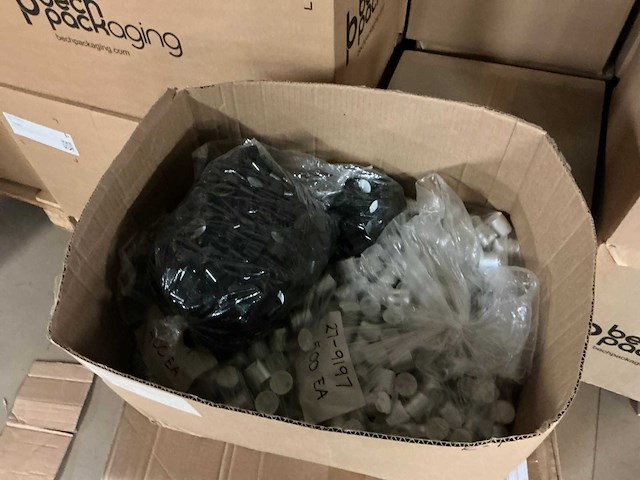 Partij cosmetica potjes, doppen, tuitdoppen en flessen - afbeelding 2 van  9