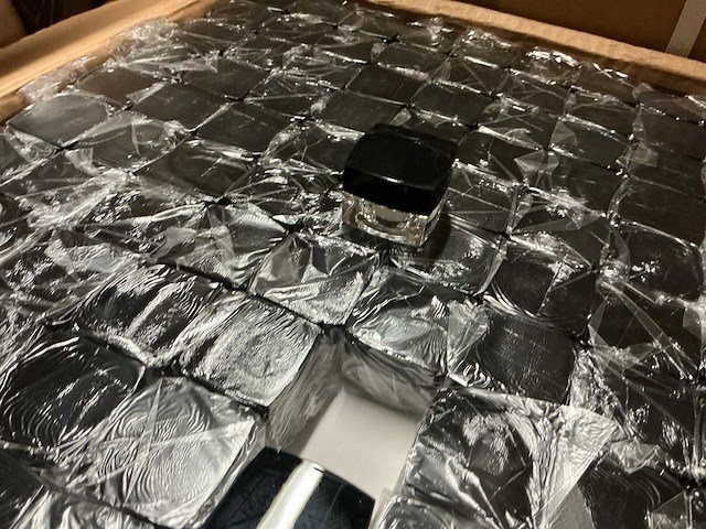 Partij cosmetica potjes, doppen, tuitdoppen en flessen - afbeelding 3 van  9