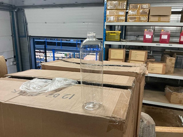 Partij cosmetica potjes, doppen, tuitdoppen en flessen - afbeelding 6 van  9