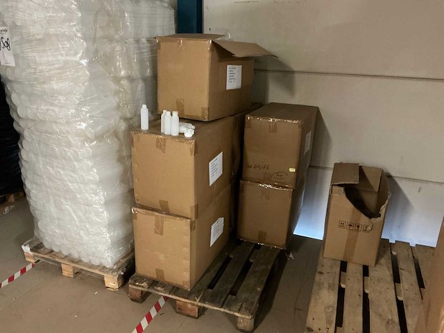 Partij cosmetica potjes, doppen, tuitdoppen en flessen - afbeelding 7 van  9