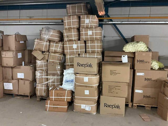 Partij cosmetica potjes, doppen, tuitdoppen en flessen - afbeelding 9 van  9