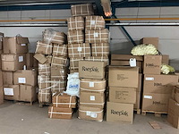 Partij cosmetica potjes, doppen, tuitdoppen en flessen - afbeelding 9 van  9