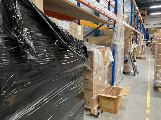 Partij cosmetica verpakkingen - afbeelding 1 van  17