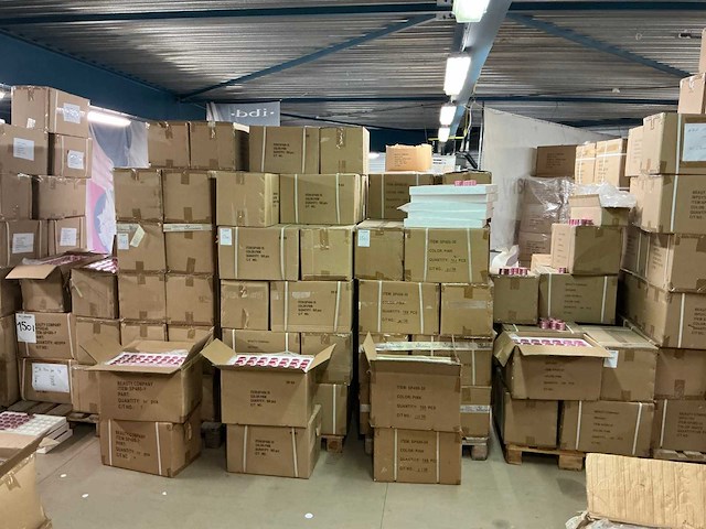 Partij cosmeticapotjes roze (circa 20.000 stuks) - afbeelding 1 van  2