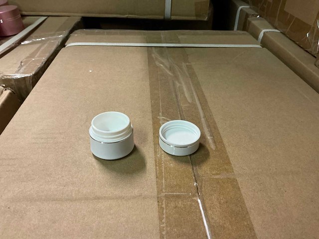Partij cosmeticapotjes wit (circa 15.000 stuks) - afbeelding 5 van  12
