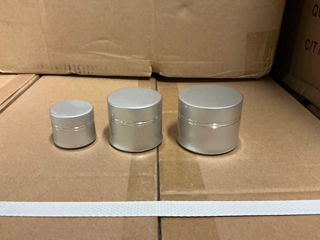 Partij cosmeticapotjes zilver (circa 12.000 stuks) - afbeelding 1 van  11