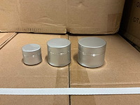 Partij cosmeticapotjes zilver (circa 12.000 stuks) - afbeelding 1 van  11