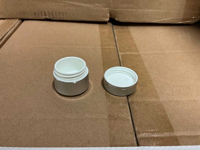 Partij cosmeticapotjes zilver (circa 12.000 stuks) - afbeelding 6 van  11