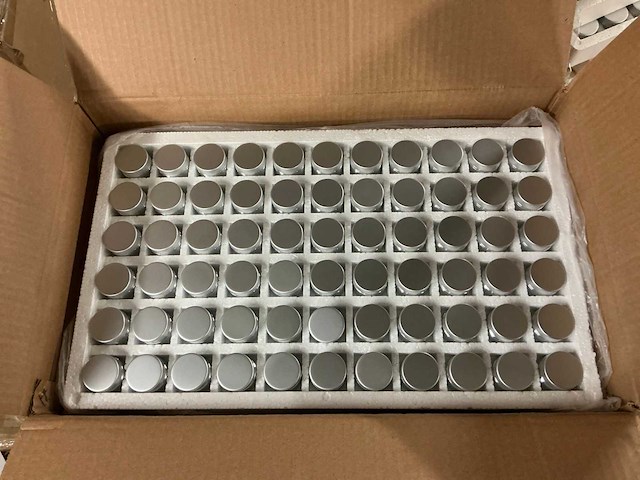 Partij cosmeticapotjes zilver (circa 12.000 stuks) - afbeelding 11 van  11