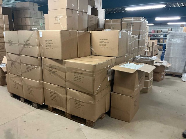 Partij cosmetische flessen, potten en verstuivers - afbeelding 1 van  34