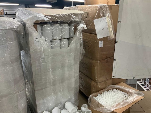 Partij cosmetische flessen, potten en verstuivers - afbeelding 14 van  34