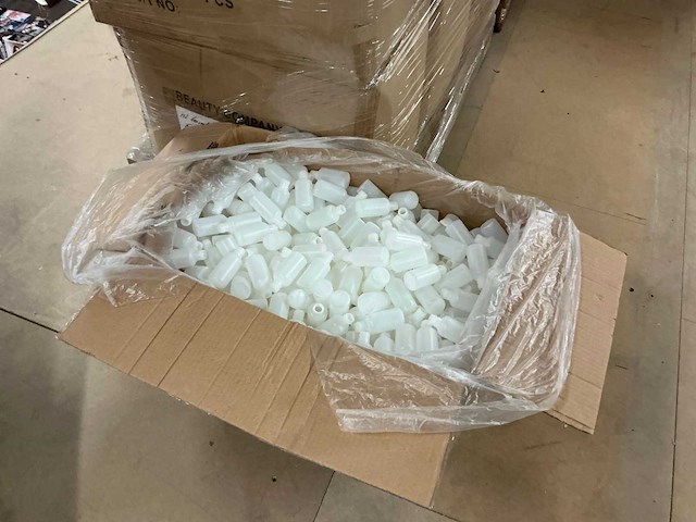 Partij cosmetische flessen, potten en verstuivers - afbeelding 16 van  34