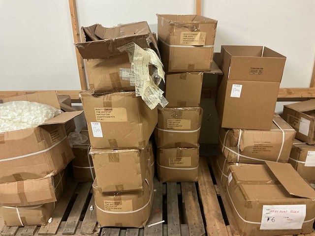 Partij cosmetische flessen, potten en verstuivers - afbeelding 25 van  34