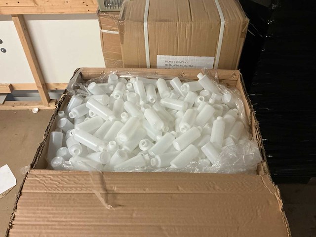 Partij cosmetische flessen, potten en verstuivers - afbeelding 26 van  34