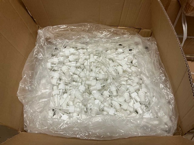 Partij cosmetische flessen, potten en verstuivers - afbeelding 27 van  34