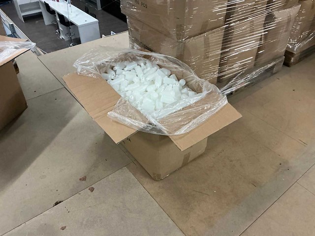 Partij cosmetische flessen, potten en verstuivers - afbeelding 30 van  34