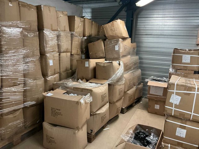 Partij cosmetische flessen, potten en verstuivers - afbeelding 31 van  34