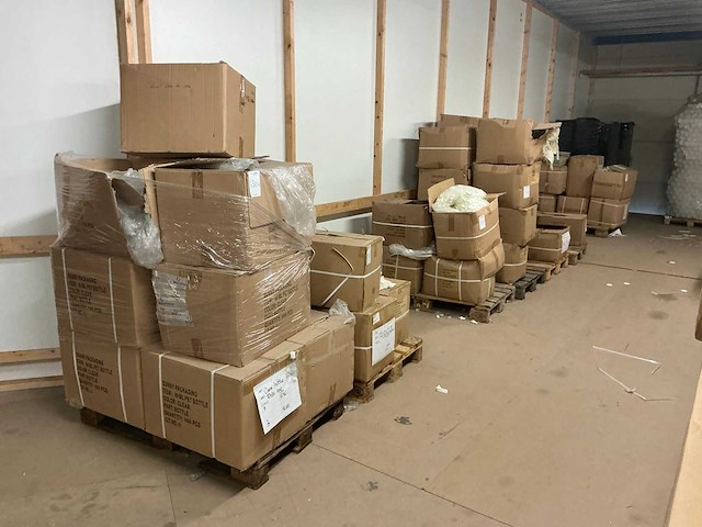 Partij cosmetische flessen, potten en verstuivers - afbeelding 32 van  34