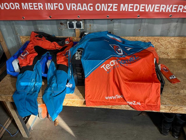 Partij crosskleding - afbeelding 1 van  3