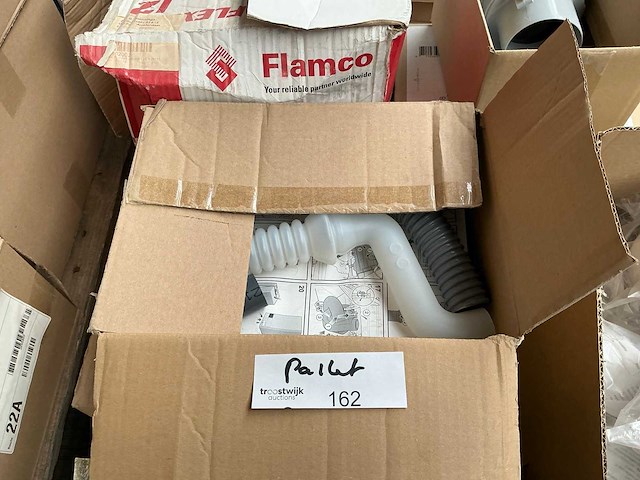 Partij cv-, ventilatie- en installatiematerialen - afbeelding 1 van  1