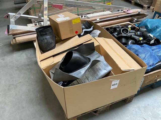 Partij dakdoorvoer materialen - afbeelding 1 van  4