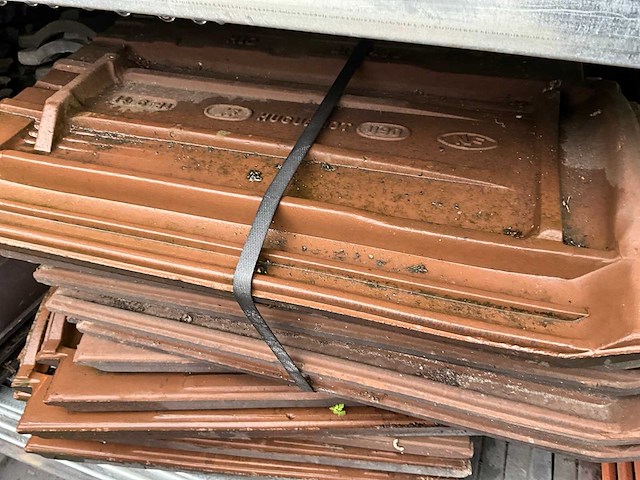 Partij dakpannen met stelling - afbeelding 2 van  10