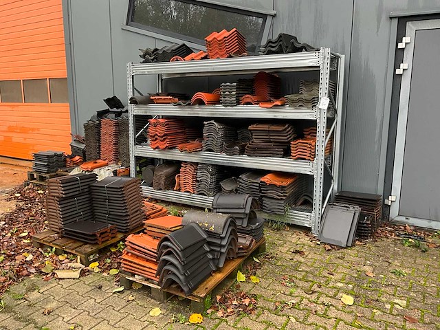 Partij dakpannen met stelling - afbeelding 1 van  10