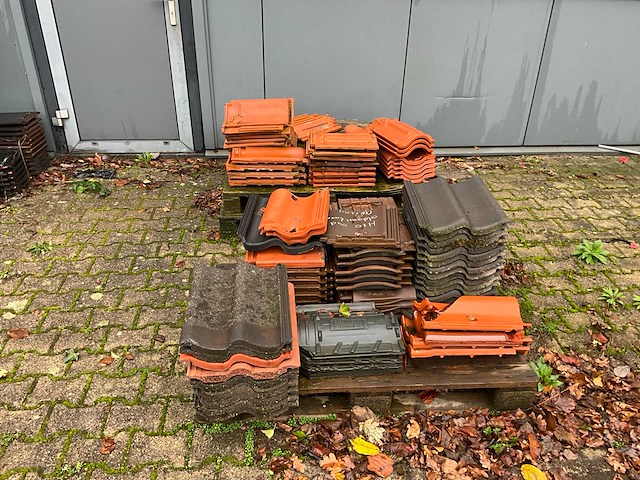 Partij dakpannen met stelling - afbeelding 3 van  10