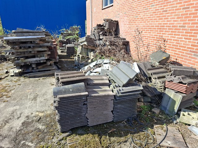 Partij dakpannen, stenen, lijmblokken etc. - afbeelding 1 van  9