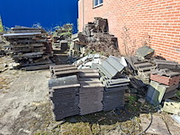 Partij dakpannen, stenen, lijmblokken etc. - afbeelding 1 van  9