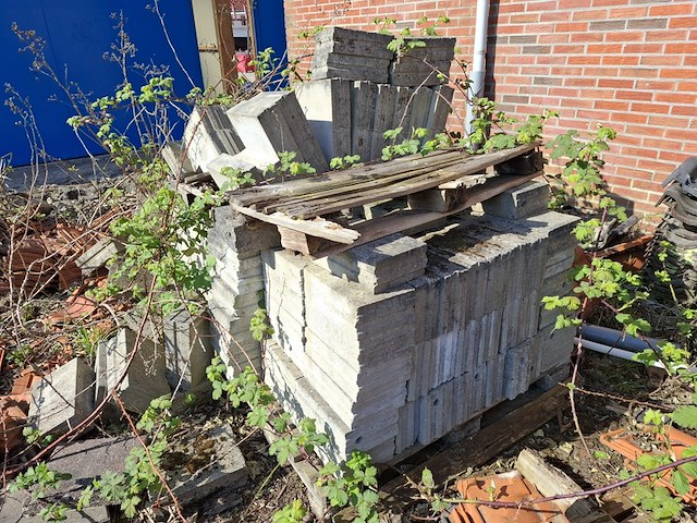 Partij dakpannen, stenen, lijmblokken etc. - afbeelding 6 van  9