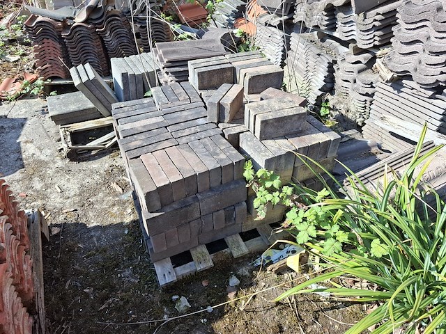 Partij dakpannen, stenen, lijmblokken etc. - afbeelding 8 van  9