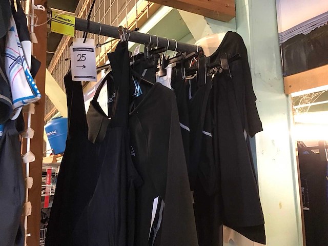 Partij dames sportkleding - afbeelding 1 van  4