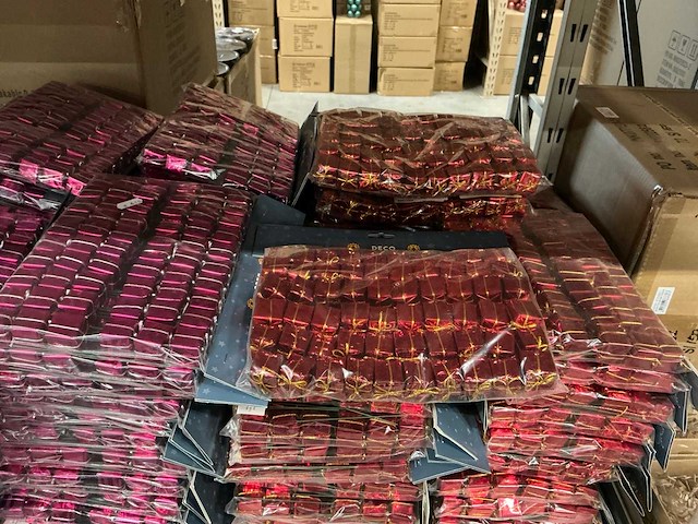 Partij deco decoratiemateriaal cadeautjes op stekers 60pcs/verpakking (126x) - afbeelding 2 van  10