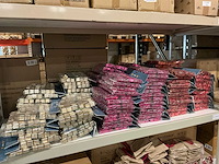 Partij deco decoratiemateriaal cadeautjes op stekers 60pcs/verpakking (126x) - afbeelding 1 van  10