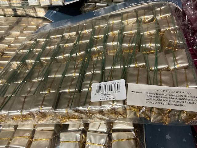 Partij deco decoratiemateriaal cadeautjes op stekers 60pcs/verpakking (126x) - afbeelding 8 van  10