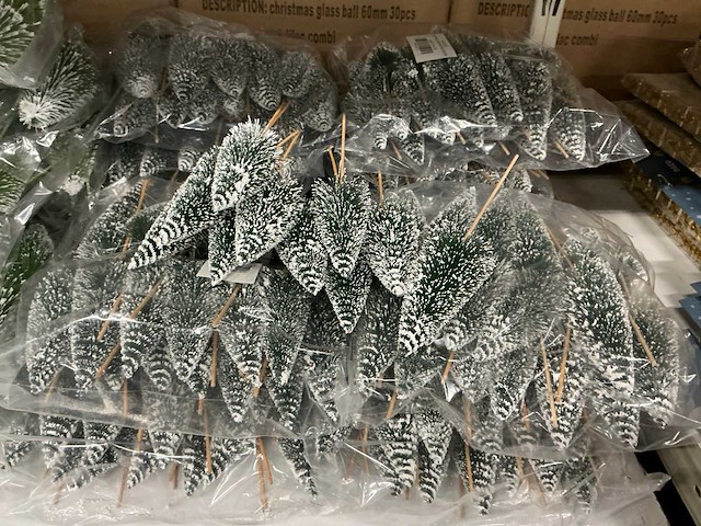 Partij decoratie kerstboompjes on stick (468x) - afbeelding 3 van  4