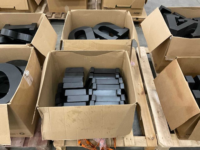 Partij decoratie letters, 6 pallets - afbeelding 12 van  16