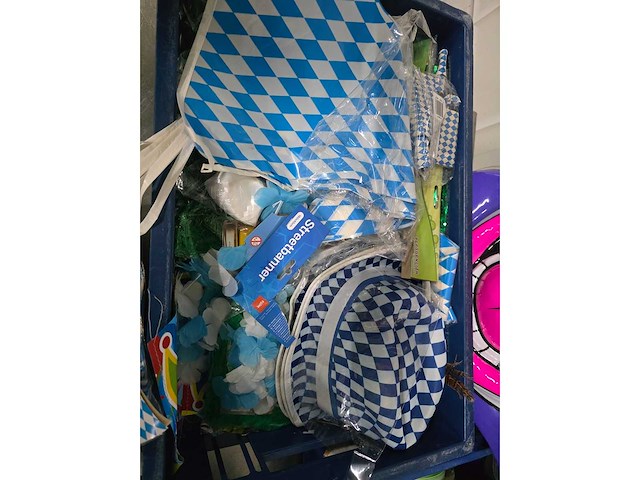 Partij decoratiemateriaal en feestartikelen - afbeelding 5 van  7