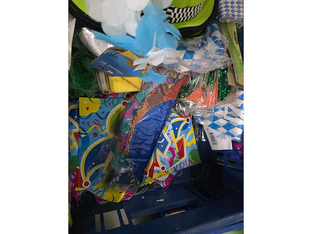 Partij decoratiemateriaal en feestartikelen - afbeelding 6 van  7