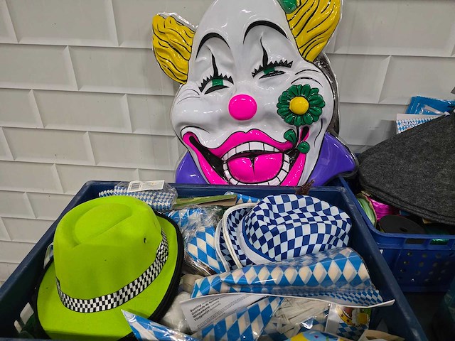 Partij decoratiemateriaal en feestartikelen - afbeelding 7 van  7