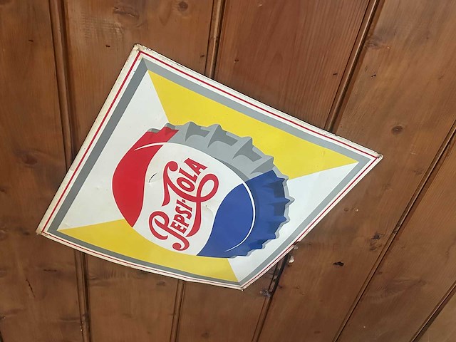 Partij decoratiemateriaal uit het café - afbeelding 5 van  12