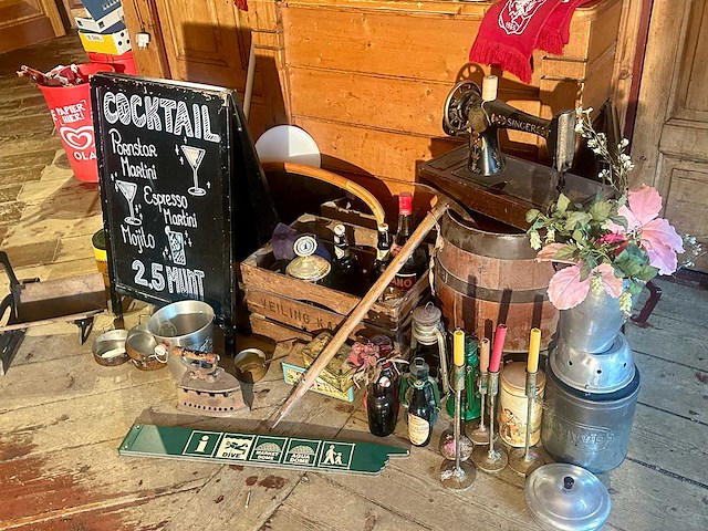 Partij decoratiemateriaal uit het café - afbeelding 6 van  12