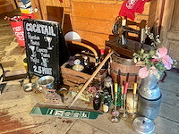 Partij decoratiemateriaal uit het café - afbeelding 6 van  12