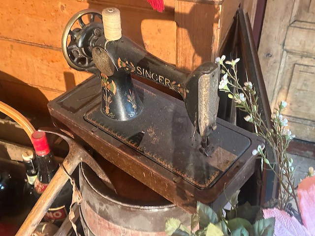 Partij decoratiemateriaal uit het café - afbeelding 8 van  12